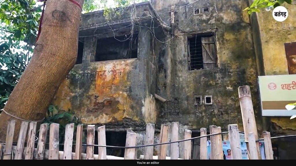 राजधानी के कंकड़बाग PHC की हालत 'भूत बंगले' जैसी, जर्जर छत के नीचे इलाज करने को मजबूर डॉक्टर और मरीज 18 WhatsApp Image 2026 04 20 at 14.15.38