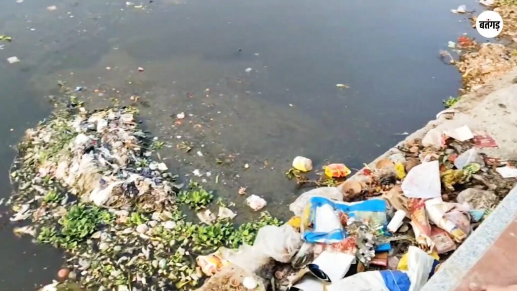 लखनऊ की ‘लाइफ लाइन’ गोमती नदी गंदगी से बेहाल, हनुमान धाम के पीछे कचरे का अंबार 18 WhatsApp Image 2026 05 15 at 17.44.01