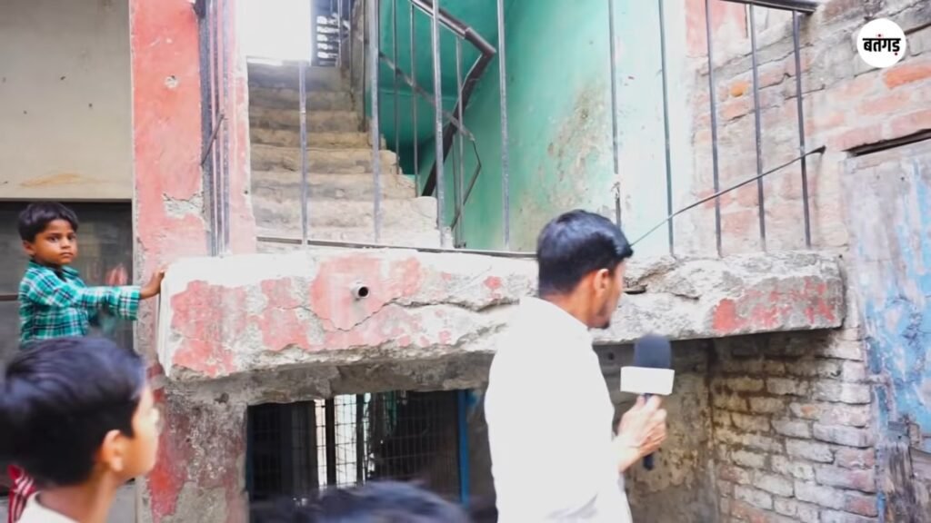 'नरक' में तब्दील हुआ ग्रेटर नोएडा का कांशीराम आवास: वादों के 'भयमुक्त' प्रदेश में सांपों के साये और गंदगी में जीने को मजबूर 500 से अधिक परिवार 20 WhatsApp Image 2026 05 18 at 14.53.47