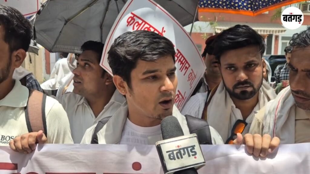 10 महीने बाद भी नहीं मिली जॉइनिंग, चयनित शिक्षक अभ्यर्थियों का डीपीआई कार्यालय पर प्रदर्शन 18 WhatsApp Image 2026 06 02 at 1.13.32 PM