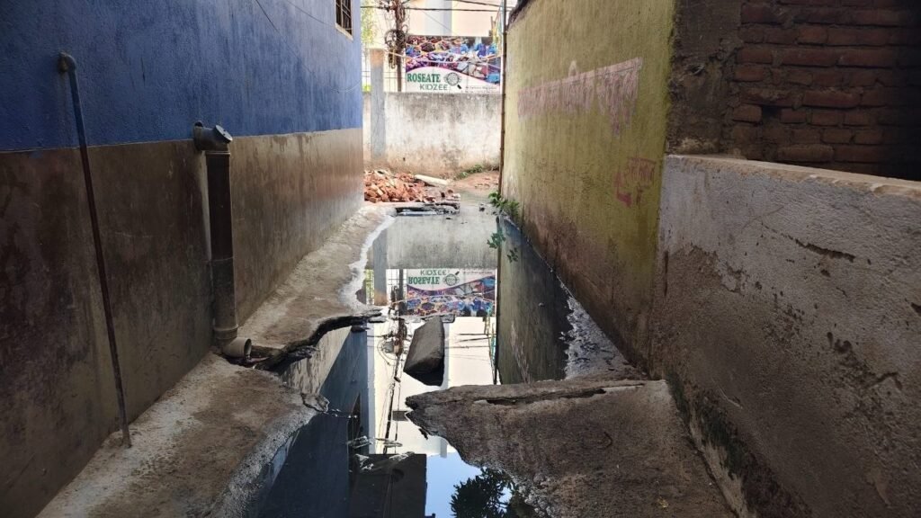 गर्मी में ही जलजमाव से त्रस्त, मानसून से पहले बढ़ी लोगों की चिंता 19 WhatsApp Image 2026 06 08 at 12.17.11