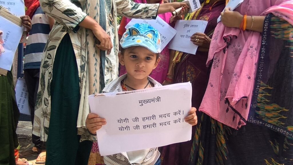 कमरे पर कब्जे के आरोप से नाराज परिवार ढोल-नगाड़ों के साथ पहुंचा पुलिस आयुक्त कार्यालय 20 WhatsApp Image 2026 06 09 at 13.30.39