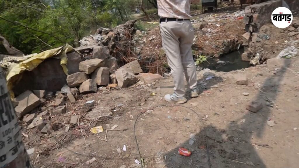 सोनभद्र रेलवे स्टेशन के पास जर्जर नाला बना मुसीबत, बरसात से पहले निर्माण की मांग तेज 18 WhatsApp Image 2026 06 23 at 15.54.24