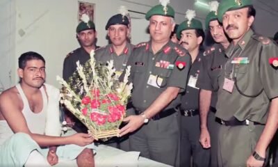 Yogendra Singh Yadav being greeted by the Army Chief V.P. Malik upon receiving the Param Vir Chakra